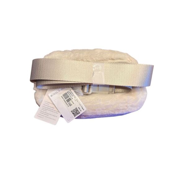 Lululemon plush fleece everywhere belt bag bone cream silver crossbody - Picture 2 of 4